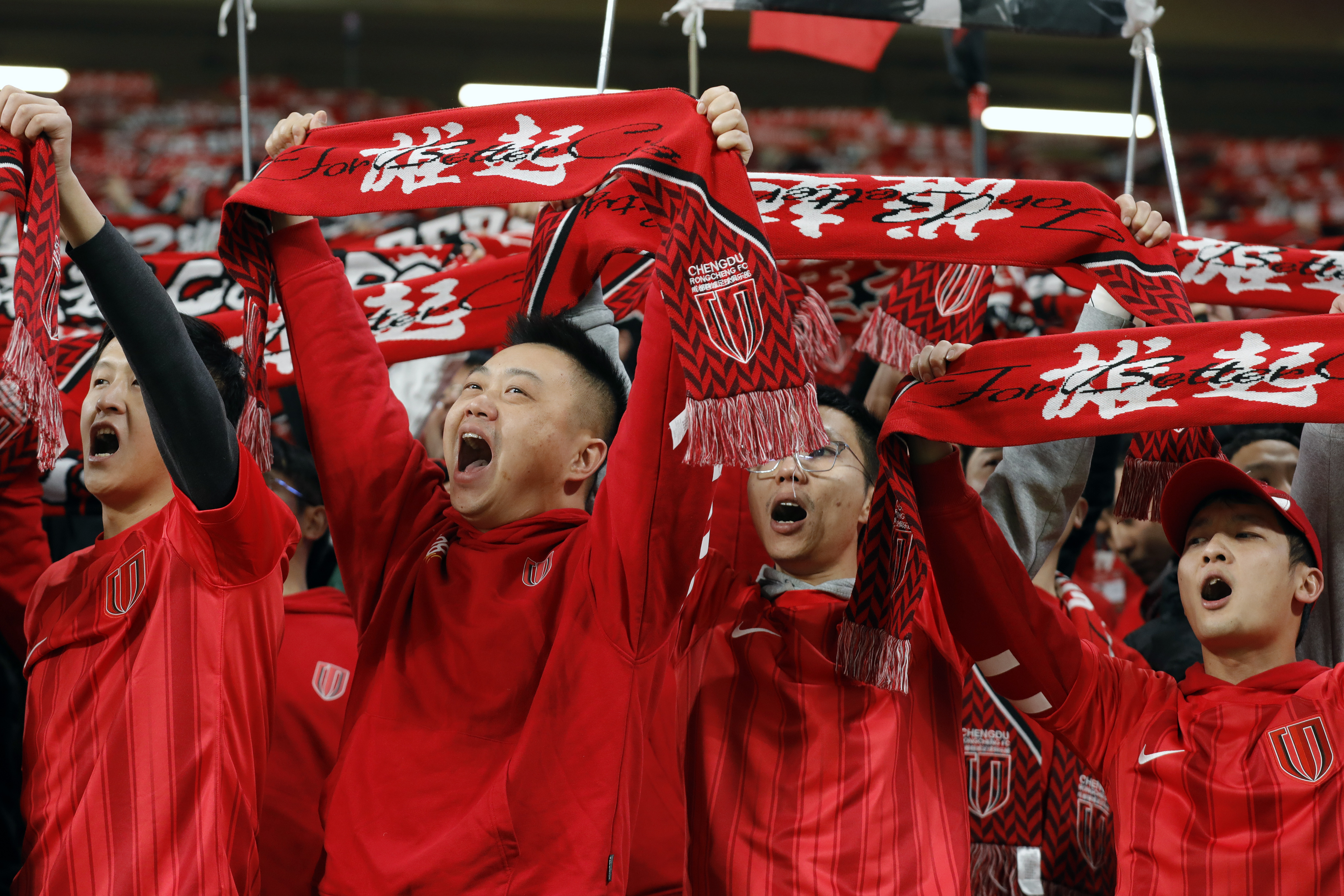 国内足球联赛竞争激烈近期上演