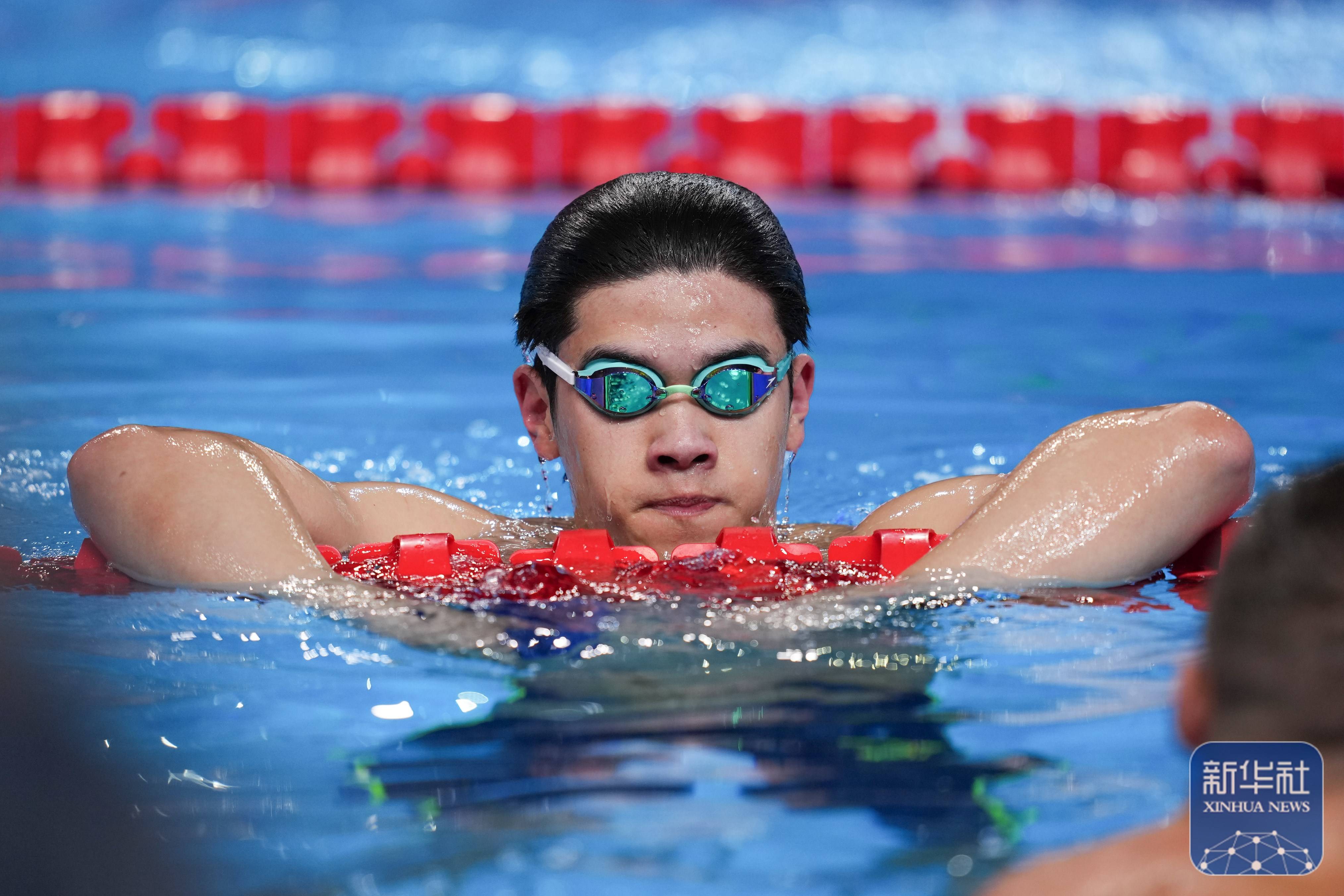 包含游泳选手体力逐渐恢复，为奖牌努力拼搏的词条