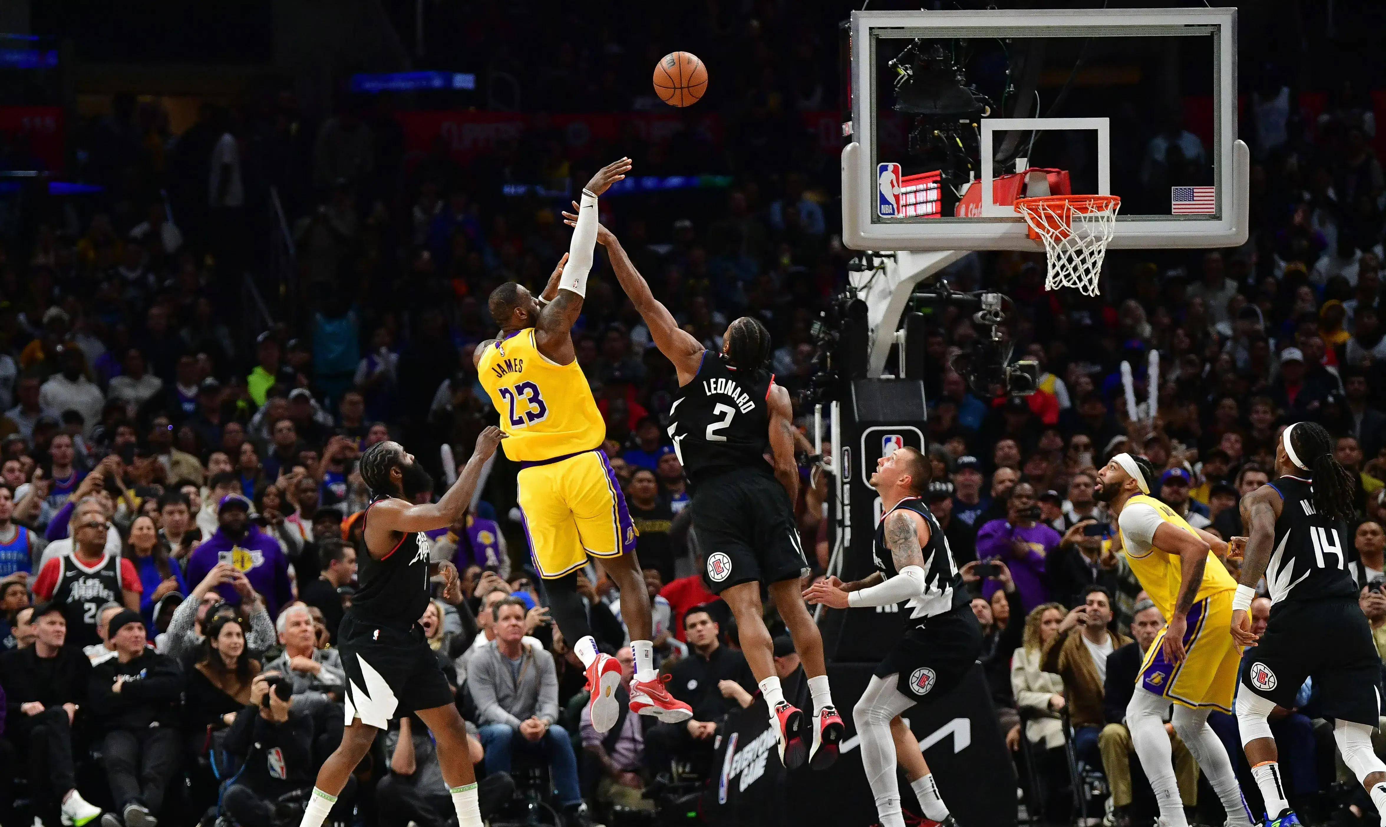 雄鹿轻松赢下比赛，一鸣惊人的简单介绍