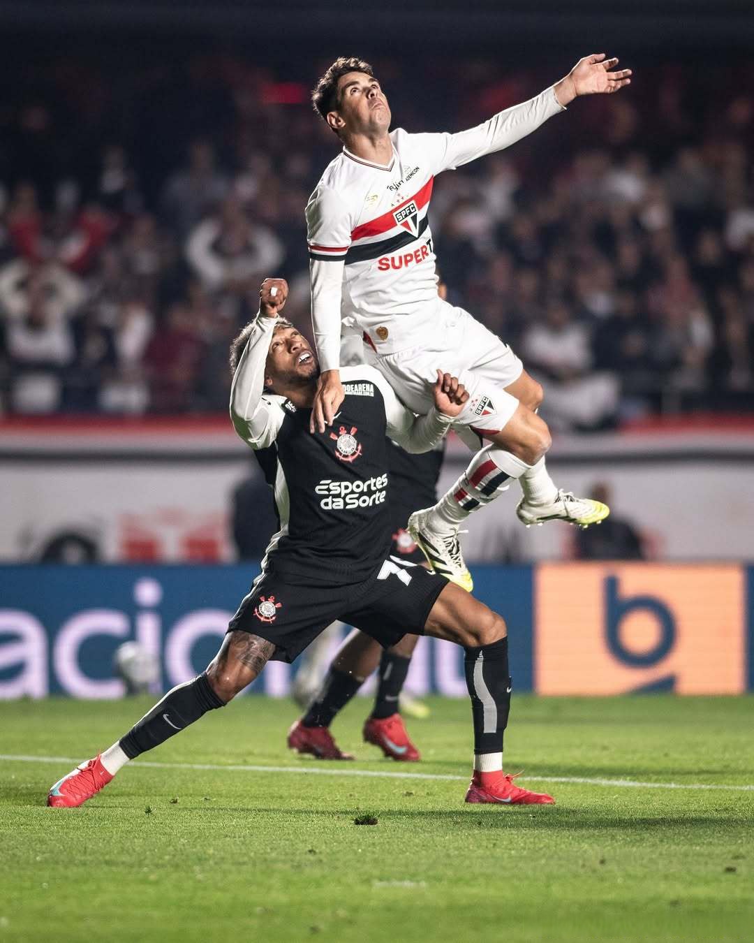 包含爱沙尼亚足球甲级别联赛球员全力冲刺周末比赛的词条