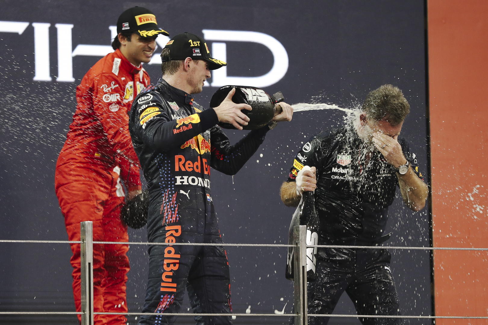 红牛二队横扫梅赛德斯，汉密尔顿带队取胜