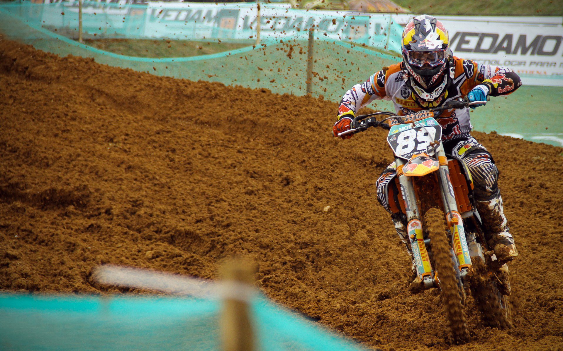 F1新赛季揭幕战上演速度与激情,赛场外伊拉克足球爆冷阿根廷引热议